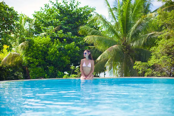 Bella giovane donna godendo il lusso tranquilla piscina — Foto Stock