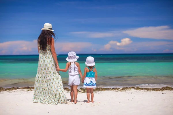 Rear view of fashion young mother and two her kids at exotic beach on sunny day — Stock Photo, Image