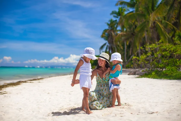 Ung mamma och två döttrarna på exotiska beach på solig dag — Stockfoto