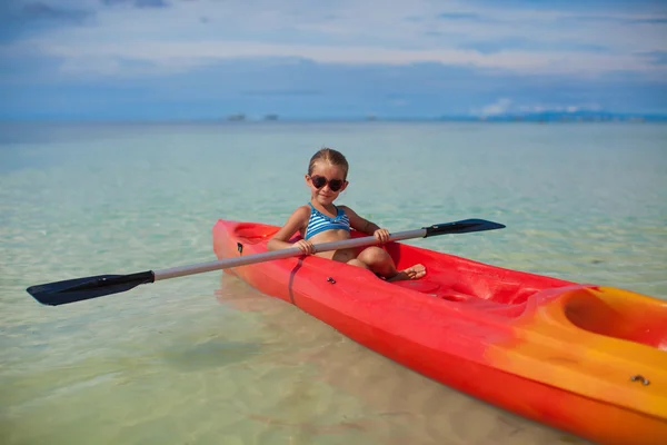 Valiente niña linda flotando en un kayak en alta mar — Foto de Stock