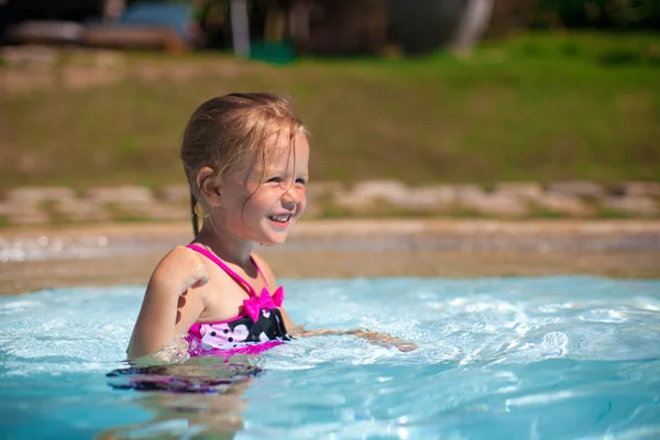 Perfil de una niña disfrutando en la piscina — Foto de Stock