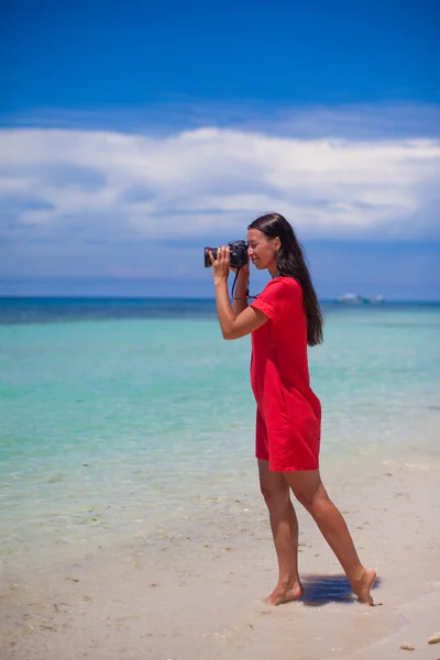 Perfil de la joven hermosa mujer fotografiada hermoso paisaje marino en la playa de arena blanca — Foto de Stock