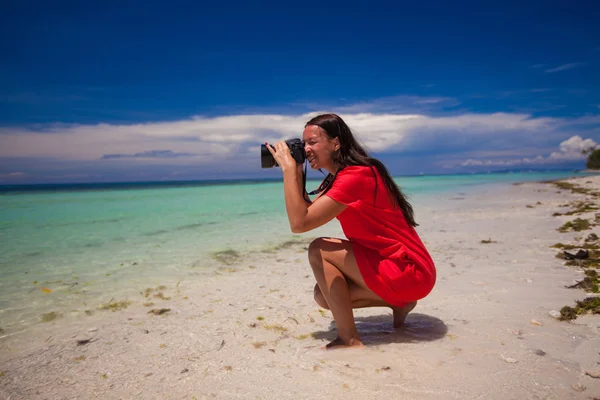 Profilo di young beautiful woman iphotographed beautiful seascape on white sand beach — Foto Stock