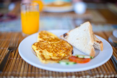 Filipinli kahvaltı kırmadan ve suyu ile