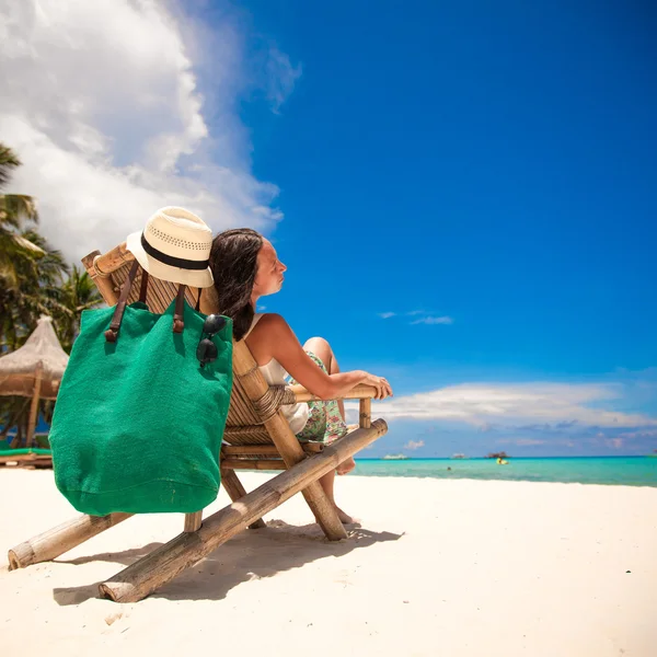 Mujer agradable relajarse en la silla de madera en la playa blanca —  Fotos de Stock