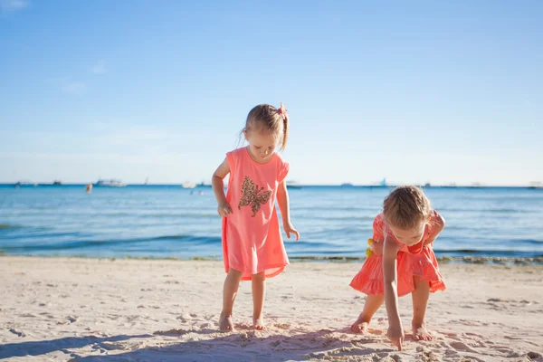 Two little sisters playing together on the white beach — Stock Photo, Image