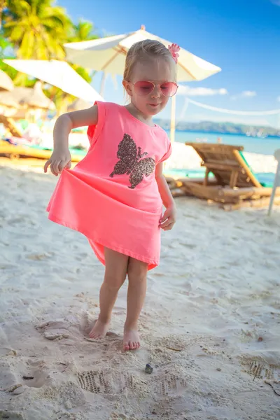 Piccola ragazza carina che si gode le vacanze sulla spiaggia — Foto Stock