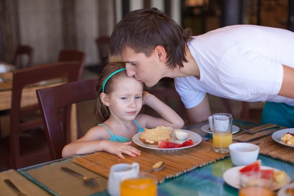 Father kiss his daughter before breakfast in the restaurant — Stock Photo, Image