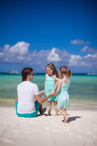 Mladý otec a jeho dvě děti bavit se u moře — Stock fotografie