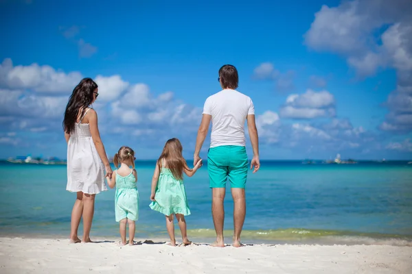 Vista trasera de la familia joven con dos niños en vacaciones tropicales — Foto de Stock