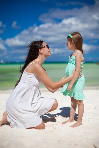 Ung mamma och hennes söta dotter ha kul på exotiska strand — Stockfoto