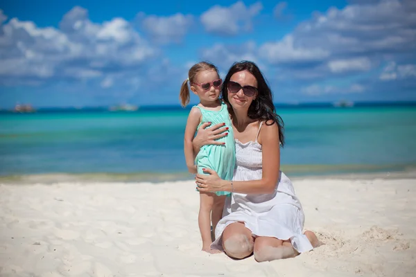 Young beautiful mother and her adorable little daughter at tropical beach — Stock Photo, Image