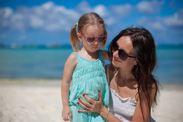 Portrait of young beautiful mother and her adorable little daughter at tropical beach — Stock Photo, Image
