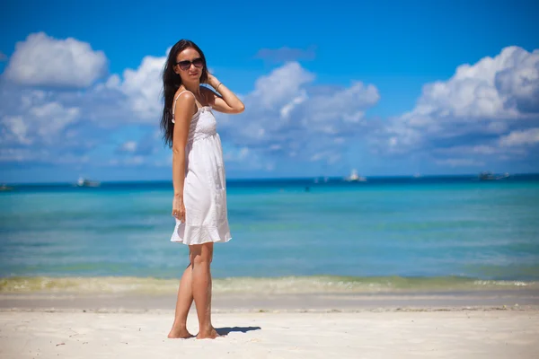 Junge Frau hat Spaß im Strandurlaub — Stockfoto