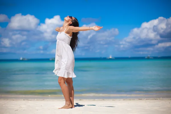 Jonge vrouw veel plezier op strandvakantie wandelen als een vogel — Stockfoto