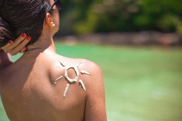 Closeup sun made with suncream at the woman's shoulder — Stock Photo, Image