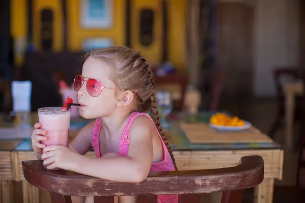 Adorable little girl having breakfast and drinking fruit cocktail — Stock Photo, Image