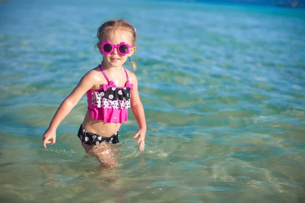 Очаровательная маленькая девочка в тропических пляжных каникулах — стоковое фото