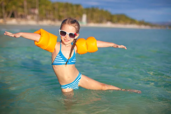 Urocze dziewczynki pobawić się w morzu na wakacje na tropikalnej plaży — Zdjęcie stockowe