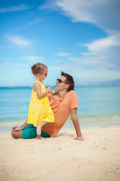 Lycklig far och hans bedårande lilla dotter ha kul på stranden — Stockfoto