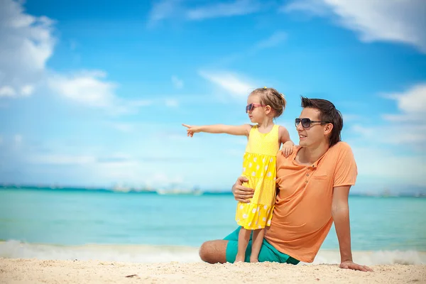 El joven padre y su adorable hija se divierten en la playa — Foto de Stock