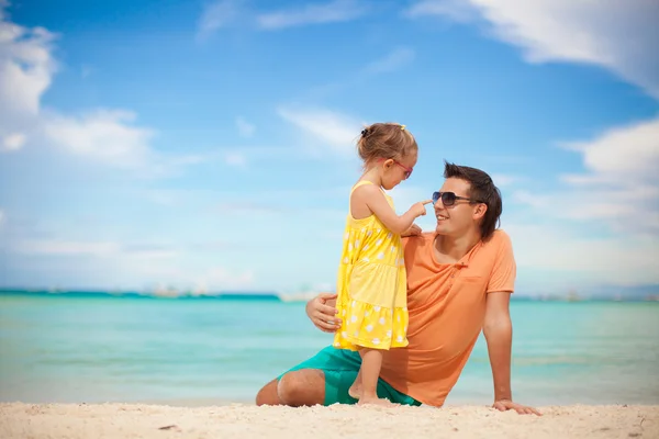 Lycklig far och hans söta lilla dotter på stranden — Stockfoto