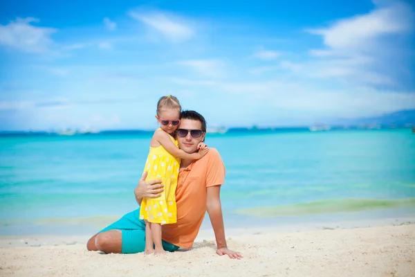 Молодой отец и его очаровательная маленькая дочь веселятся на пляже. — стоковое фото