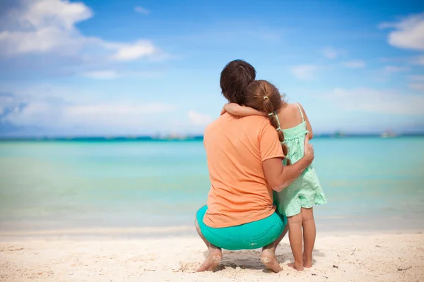 Vista trasera del joven padre y su pequeña hija miran al mar —  Fotos de Stock