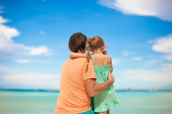 Rear view of young father and his little daughter look at the sea — Stock Photo, Image