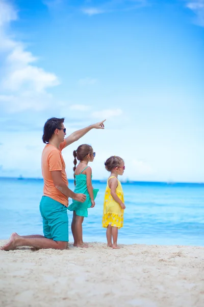 Père heureux avec ses deux filles assises sur la plage tropicale vacances — Photo