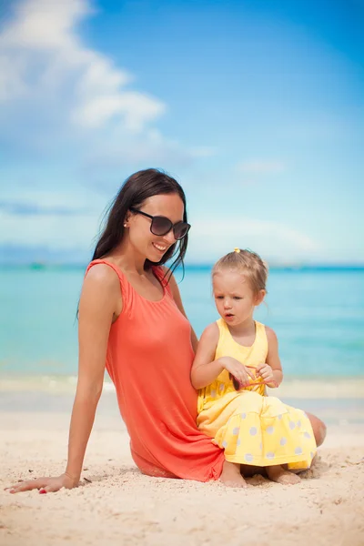 Matka i jej małą córeczkę na tropikalnej plaży — Zdjęcie stockowe