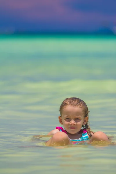 Sevimli küçük kız deniz tropikal plaj tatil — Stok fotoğraf