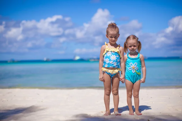 Dos hermanas pequeñas con bonitos trajes de baño en la playa tropical de Filipinas —  Fotos de Stock