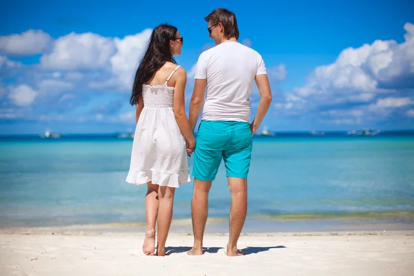 Romantic couple at tropical beach in Philippines look at the sea — Stock Photo, Image