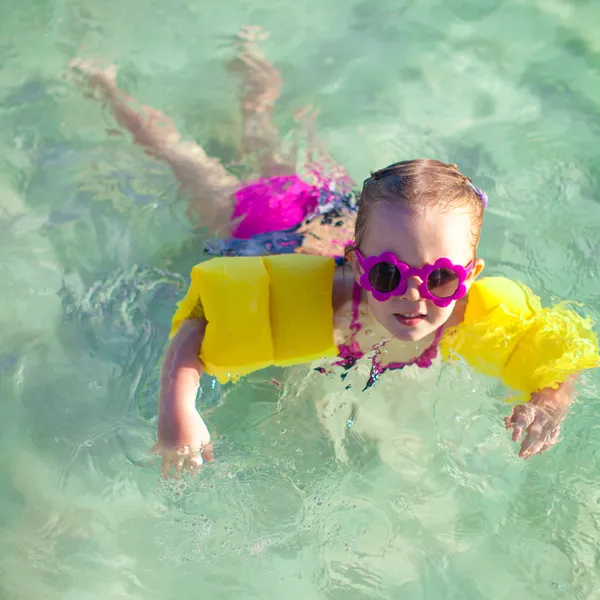 Little cute girl with diving in the sea in nice sunglasses — Stock Photo, Image