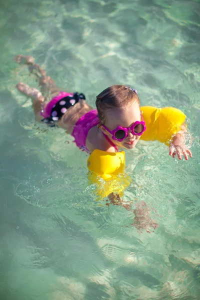 Little girl with diving in the sea in nice sunglasses — Stock Photo, Image