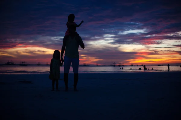 Dad and daughters silhouette in the sunset on the beach on Boracay — Stock Photo, Image