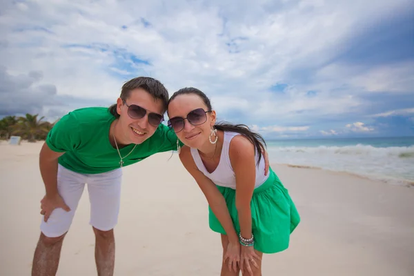 Junges Paar spaziert am exotischen Strand und schaut in die Kamera — Stockfoto