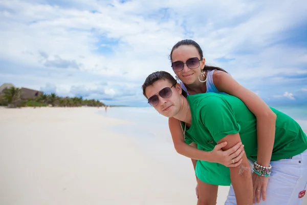 Young couple having fun on a tropical beach — Stock Photo, Image