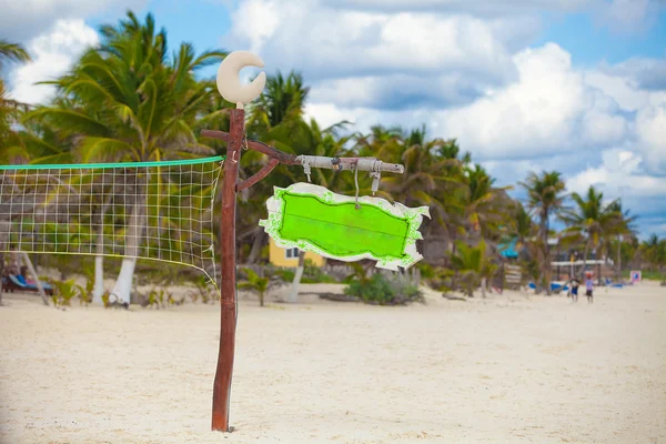 Tæt på basketball nettet på den tomme tropiske eksotiske strand - Stock-foto