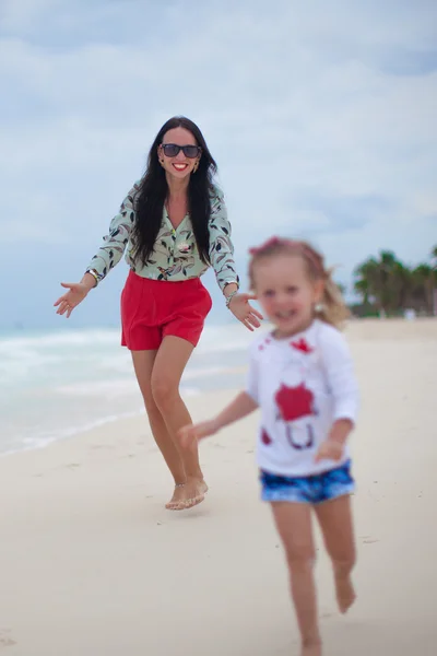 Joven madre y su linda hija feliz disfrutar de vacaciones de verano —  Fotos de Stock