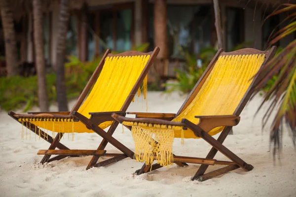 Iki sandalye üzerinde mükemmel tropikal beyaz kum plaj tulum, Meksika — Stok fotoğraf