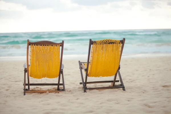 Cadeiras amarelas de praia para férias em plage tropical em Tulum, México — Fotografia de Stock