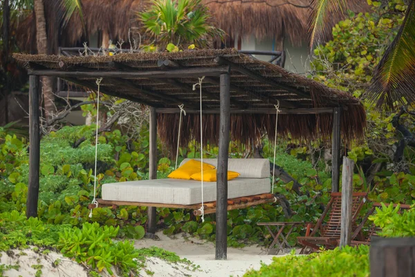 Camas de playa entre los árboles en la exótica plage blanca tropical —  Fotos de Stock