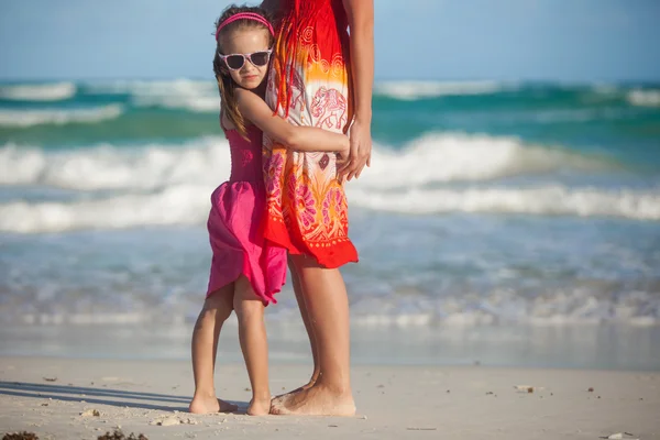 Gros plan petite fille tient sa jeune mère à la plage — Photo
