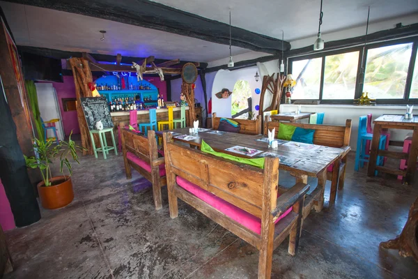 Bright colored bar-restaurant on the white sandy beach in Tulum — Stock Photo, Image