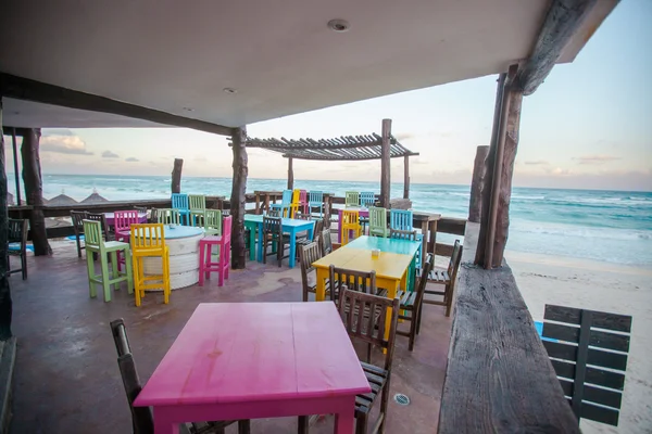 Яркий бар-ресторан на белом песчаном пляже в Тулуме — стоковое фото