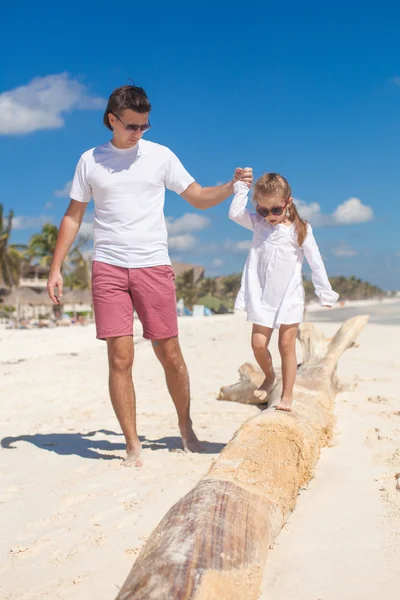 Giovane padre e la sua adorabile figlioletta si divertono in spiaggia — Foto Stock