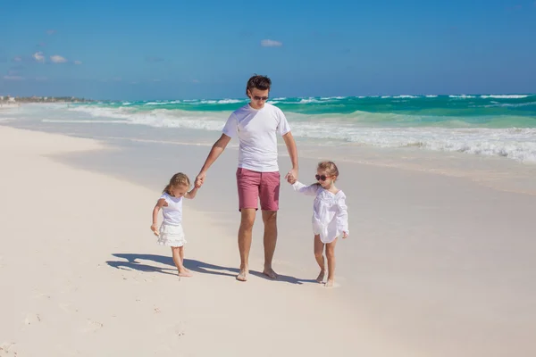 Glücklicher Vater und seine entzückenden kleinen Töchter an einem sonnigen Tag — Stockfoto