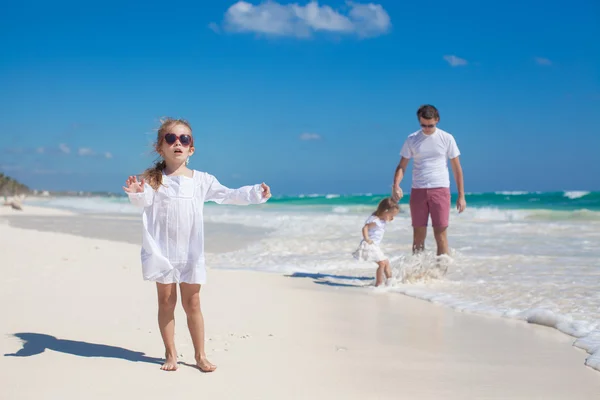 年轻爸爸和他可爱的女儿，在白色的沙滩上很开心 — 图库照片